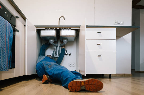 Professional Emergency Plumber technician working in Indiahoma, OK